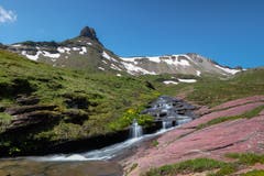 Der Matossabach mit Verrucanogestein unterhalb des Maadseeli mit Spitzmeilen und Wissmeilen. (Bild: Franz Häusler)