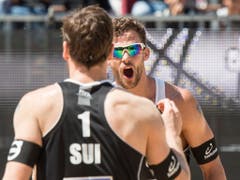 Nico Beeler und Marco Krattiger (hinten) setzen sich gegen die Titelverteidiger durch (Bild: KEYSTONE/URS FLUEELER)