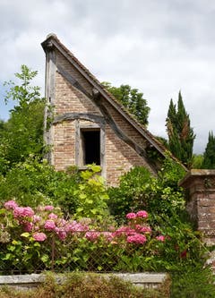 Ist bei diesem Haus in Rouen (Frankreich) beim Bauen das Geld ausgegangen...? (Bild: Bruno Schuler)