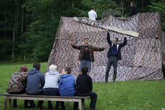 Der Prophet verkündet die Offenbarung: Bei der Pfadi Zytturm Zug hat sich im Lager in Oberrickenbach eine neue «religiöse Gruppierung» gegründet. (Bild: Wels)