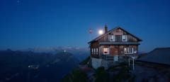 Vollmond auf dem Mythen. Diesen Monat kann dieses Spektakel mit einer Mondfinsternis am 27. Juli bestaunt werden! (Bild: Priska Arnold)