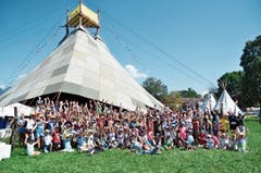 Die Jungwacht- und Blauring-Scharen der Region Sarganserland/Werdenberg vereint vor dem grossen Sarasani im Hauptlager auf dem Tratthof in Balgach. (Bilder: Katharina Rutz)