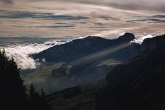 Die Sonne scheint im morgendlichen Glanz um den Hohen Kasten nach Appenzell. (Bild: Nicolas Giovanettoni)