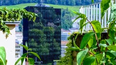 Stadtspiegel an der Fassade des Rathauses St. Gallen. (Bild: Doris Sieber)