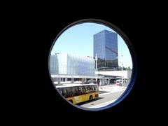 Der Bahnhof St. Gallen durchs Bullauge gesehen. (Bild: Doris Sieber)
