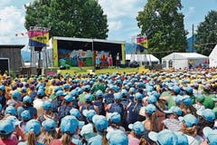 In Theateraufführungen erhielten die Kinder Hinweise zur Rettung von Akalanis. (Bild: PD)