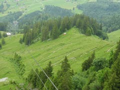 Entweder man freundet sich an, oder man distanziert sich beim Aufstieg zum Stanserhorn von dieser wunderschönen "Tremola". Zu einem Stau kommt es sicher nie! (Bild: Margrith Imhof-Röthlin)