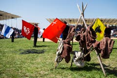 Die Zwilchhosen «warten» auf ihren Einsatz.(KEYSTONE/Alexandra Wey)