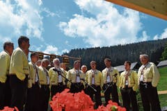 Der Jodelklub Bergfinkli singt beim letzten Auftritt an der Älplerchilbi Gamperfin «De Stechemösler». (Bild: Bilder: Adi Lippuner)