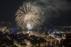 Das Feuerwerk im Luzerner Seebecken vom Samstag, 30. Juni 2018, welches von einem Sponsor organisiert wurde und im Zusammenhang mit der Praemierung des Art-Deco Hotel Montana zum Hotel des Jahres steht. Zur gleichen Zeit wurde in der Stadt Luzern das Luzerner fest gefeiert. (KEYSTONE/Urs Flueeler)