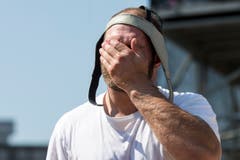 Benji von Ah hält sich die Hand vors Gesicht. (Bild: Alexandra Wey/Keystone)