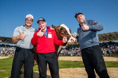 Christian Schuler, Joel Wicki und Christian Stucki (von links) freuen sich über den Festsieg. (Bild: Philipp Schmidli)