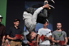 Nino Epp macht aus Freude über den besten Abschluss im Maurerberuf auf der Bühne einen Salto. (Bilder: Urs Hanhart, Altdorf, 2. Juli 2018)