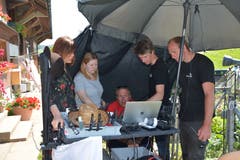 Das Produktionsteam begutachtet die Aufnahmen. Sitzend Produktionsleiter Pieter Versluys, rechts daneben Fotograf Andreas Gemperle. (Bild: Beat Lanzendorfer)