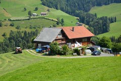 Der Schwantlen-Hof oberhalb von Wattwil war Schauplatz des Shooting des Bauernkalender 2019. (Bild: Beat Lanzendorfer)