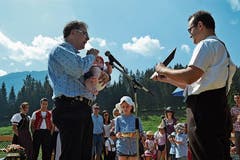 Der evangelische Pfarrer Martin Frey, assistiert von Diakon Patrick Schläpfer bei der Taufe von Elly Wessner.