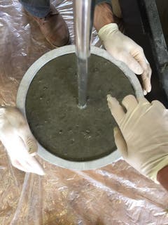 Nach ca. zwei Stunden ist der Beton so weit getrocknet, dass das Rohr nicht mehr bewegt werden kann. (Bild: Migros)