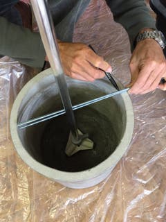 Grundlage für den Sockel bildet ein Blumentopf, z. B. aus Ton oder Beton. Zu Beginn wird das unterste Rohr der Gartendusche mitsamt Fussbefestigung im Topf platziert. (Bild: Migros)