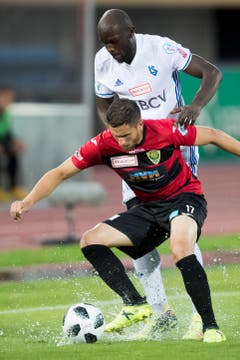 Der Krienser Saleh Chihadeh (vorne) blockt gegen Igor Nganga von Lausanne-Sport. (Bild: Jean-Christophe Bott / Keystone)