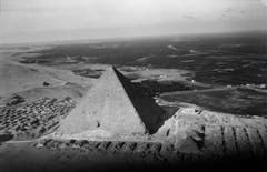 Walter Mittelholzer erlangte internationale Bekanntheit mit seinen Auslandflügen. Diese Aufnahme zeigt die Pyramiden von Gizeh.