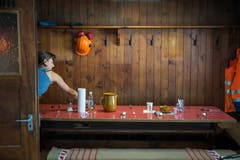 Sibylle Reinhard kocht in der Hüfihütte für die Arbeiter. (Bild: Dominik Wunderli, Bristen, 18. Juli 2018)