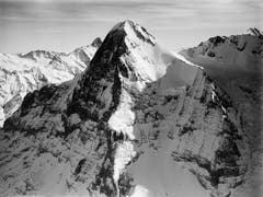 Im 1928 erschienenen Buch «Alpenflug» von Mittelholzer ist auch dieses Bild der Eigernordwand zu sehen. Es wurde im Jahr 1919 aus 3800 Metern Höhe aufgenommen. (Bilder: ETH-Bibliothek Zürich, Bildarchiv)