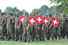 Teilnehmer der Schweizer Delegation während Kranzniederlegung auf dem Friedhof der kanadischen Soldaten, die im zweiten Weltkrieg in Nijwegen ihr Leben liessen. (Bild: Peter Soland)