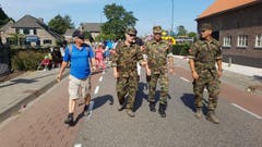 Die Schweizer Delegation mit dem Luzerner Regierungsrat Paul Winiker (ganz links) auf ihrem Weg durch Nijmegen. (Bild: Peter Soland)