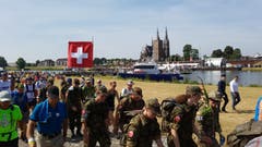 Die Schweizer Delegation auf ihrem Weg durch Nijmegen. (Bild: Peter Soland)