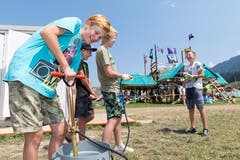 Die Pfadi Wartensee bereitet sich auf die WC-Reinigung vor. (Bild: Eveline Beerkircher (Escholzmatt, 19. Juli 2018))