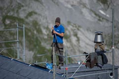 Spengler Ueli Gisler bei der Arbeit. (Bild: Dominik Wunderli, Bristen, 18. Juli 2018)