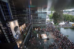 Zuschauer versammeln sich unter dem KKL-Dach. (Bild: Urs Flüeler (Keystone, 20. Juli 2018))