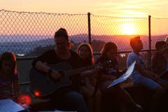 Die Primarschule Rickenbach singt in Weggis bei Sonnenuntergang. (Bild: Basil Bühler)