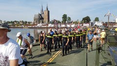 Eine Pontonbrücke in Arnheim, wo im zweiten Weltkrieg WK eine erbitterte Schlacht um die Brücke zwischen Deutschen und Alliierten tobte. Die Brücke wurde zerstört, soll nun wieder aufgebaut werden. (Bild: Peter Soland)