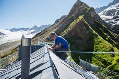 Arbeiten am Dach, mit Blick auf den Hüfigletscher (links). (Bild: Dominik Wunderli, Bristen, 18. Juli 2018)