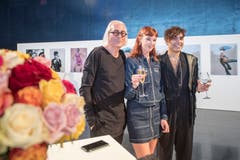 Festival-Direktor Urs Leierer (links) mit Fotografin Leonn Ward und Musiker Keir beim Auftakt zum Blue Balls Festival (Bild: Urs Flüeler (Keystone, 20. Juli 2018))