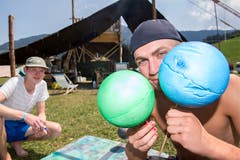 Pfader der Pfadi Kriens basteln an Planeten. (Bild: Eveline Beerkircher (Escholzmatt, 19. Juli 2018))