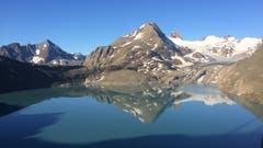 Beim Aufstieg ab dem Griessee zum Bättelmatthorn auf der schweizerisch/italienischen Grenze ist die Oberfläche des Griesstausee ausnahmsweise ganz ruhig, sodass diese schöne Spiegelung des Bättelmatthorns entstehen konnte. (Robert Meier (18. Juli 2018))
