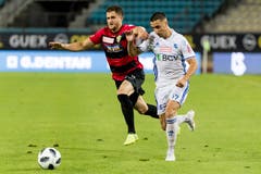 Laufduell zwischen dem Krienser Saleh Chihadeh (links) und Joao Oliveira (Bild: Pascal Muller / Freshfocus)