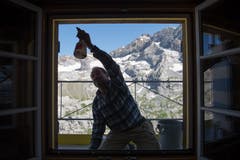 Auch die Fenster werden saniert. (Bild: Dominik Wunderli, Bristen, 18. Juli 2018)