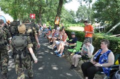 Die Schweizer Delegation auf ihrem Weg durch Nijmegen. (Bild: Peter Soland)