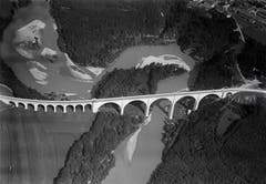 Walter Mittelholzer dokumentierte bei seinen Inlandflügen auch städtische Infrastruktur. Diese Strassenbrücke in Pérolles, Fribourg, wurde 1926 aufgenommen.