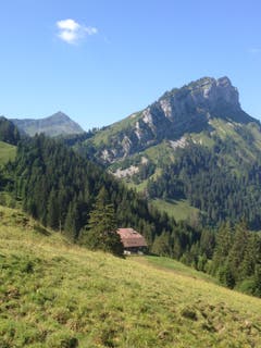 Aussicht vom Schimbrig-Bad auf Äbnistettenflue und Fürstein. (Bild: Fredi Meyer (20. Juli 2018))