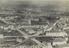 Zum Geschäftsmodell von Mittelholzer gehörte auch das Fotografieren von Gewerbebetrieben. Hier das Gaswerk Basel in St. Johann. Seine Industriebilder dokumentieren den strukturellen Wandel in der Schweiz.