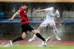 Marijan Urtic (links) gegen Lausannes Joao Oliveira (Bild: Jean-Christophe Bott / Keystone)
