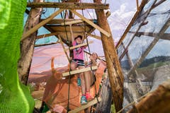 Mädchen der Pfadi Sursee erklettern einen Holzturm. (Bild: Eveline Beerkircher (Escholzmatt, 19. Juli 2018))