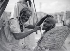 In seinem Buch «Tschadseeflug» (erschienen 1932) porträtierte Mittelholzer den Barbier von Marrakesch und untertitelte: «seine Werkstatt überspannt der ewig blaue Himmel Marokkos».