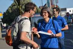Zur Begrüssung gab es einen Apfel. (Bild: PD/Lukas Fleischer)