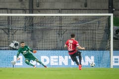 Nico Siegrist trifft per Penalty zum 1:0 (Bild: Jean-Christophe Bott / Keystone)