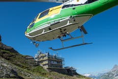 Material wird mit dem Helikopter von der Alp Stössi zur Hüfihütte geflogen. (Bild: Dominik Wunderli, Bristen, 18. Juli 2018)